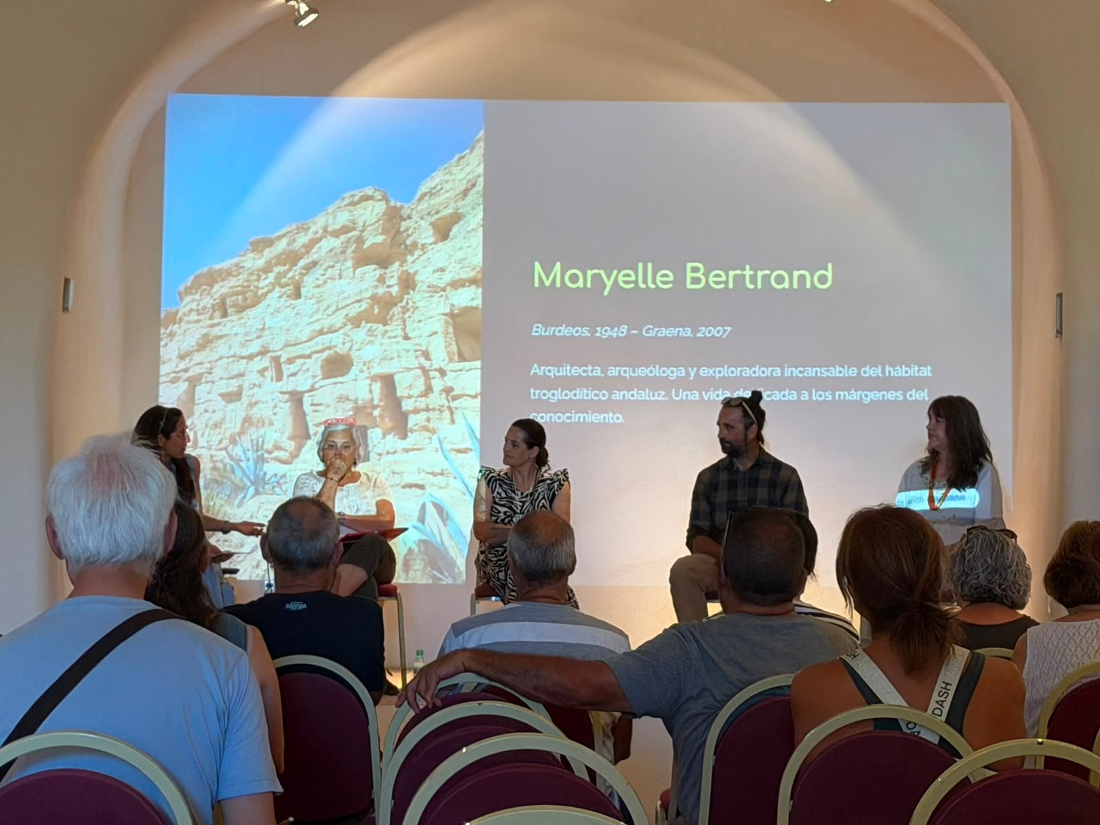 Cortes rinde homenaje a Maryelle Bertrand con la presentación de un código NaviLens creado por Matria